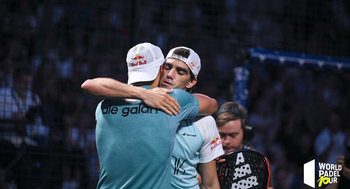 Galán y Lebrón se abrazan tras conseguir la victoria en Finlandia.