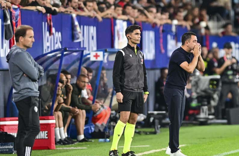 Xavi lo tiene claro con el árbitro: «Ha estado de diez»