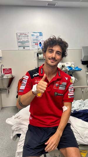 Pecco Bagnaia sonríe desde el hospital tras su caída en Montmeló.  Redes sociales