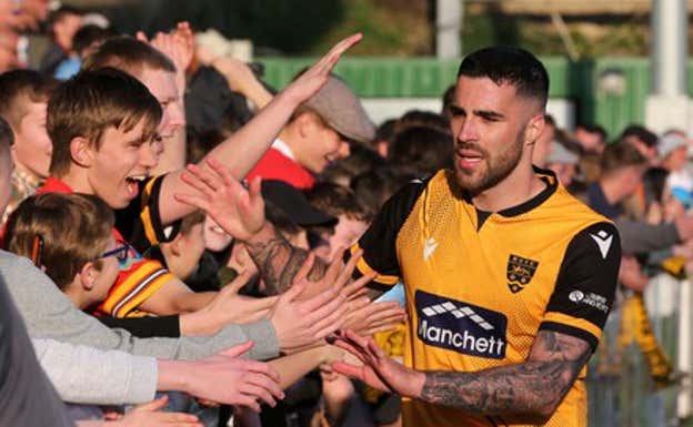 Joan Luque saluda a la afición del Maidstone United.