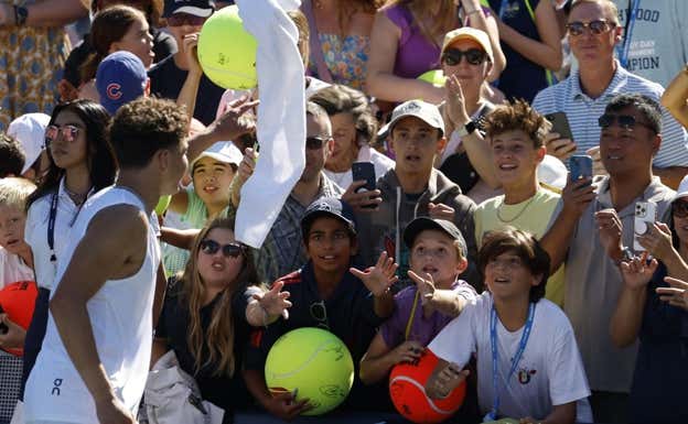 El tenista Ben Shelton regala una toalla a los aficionados durante el US Open.  REUTERS