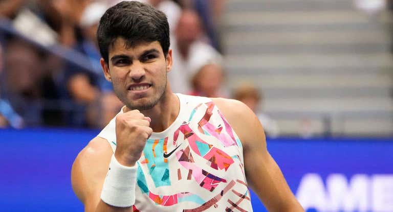 Carlos Alcaraz celebra un punto ante Arnaldi en los octavos de final del US Open.