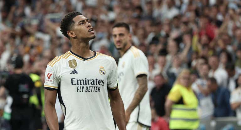Jude Bellingham celebra su primer gol en el Santiago Bernabéu.