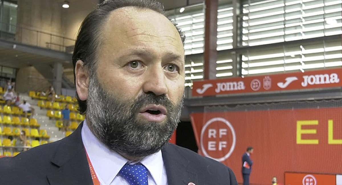 El seleccionador de fútbol sala, Fede Vidal, en el pabellón de la Ciudad del Fútbol de Las Rozas.