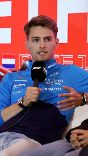 Logan Sargeant durante una rueda de prensa. EFE