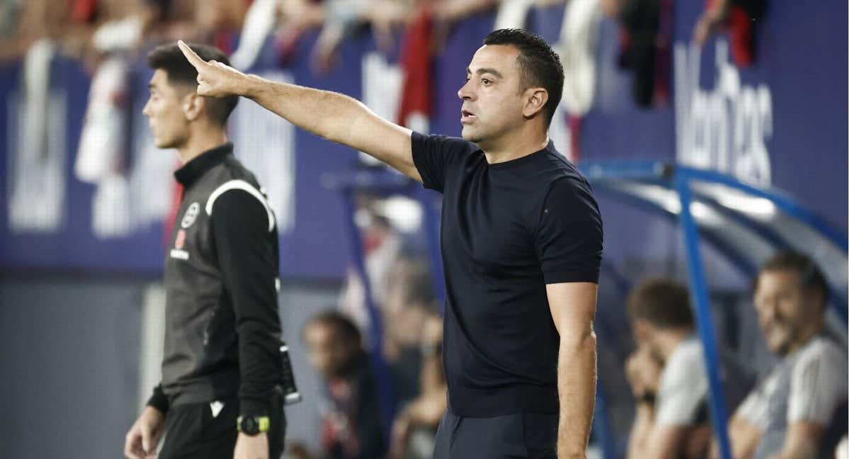 Xavi dando órdenes a sus futbolistas en El Sadar.