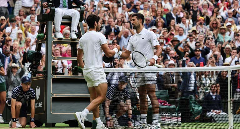Carlos Alcaraz y Novak Djokovic se saludan tras la final de Wimbledon 2023.