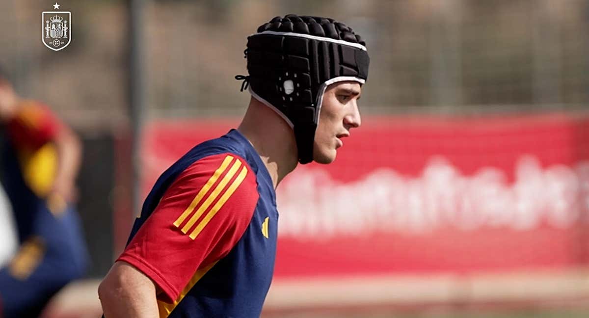 Gavi porta un casco protector durante el entrenamiento de la Selección española./CAPTURA RFEF