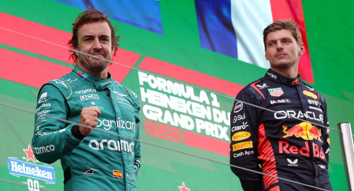 Fernando Alonso y Max Verstappen, en el podio del GP de Países Bajos 2023 de F1. /Reuters