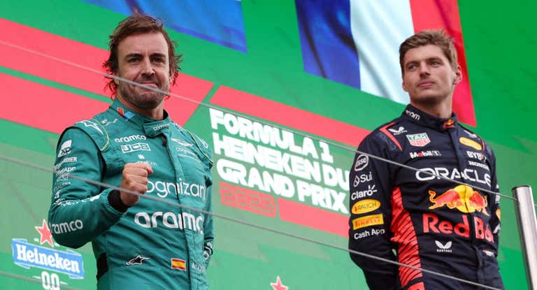 Fernando Alonso y Max Verstappen, en el podio del GP de Países Bajos 2023 de F1.