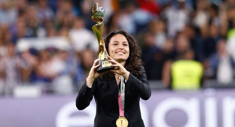 La capitana de la Selección española, Ivana Andrés, reconocida por la afición del Real Madrid el pasado fin de semana.