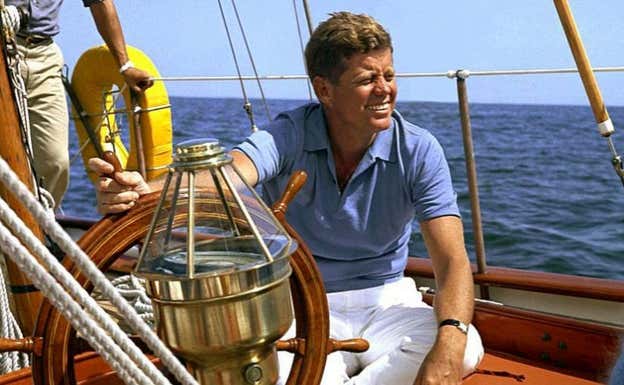 JFK lleva el timón del Manitou.  ROBERT KNUDSEN