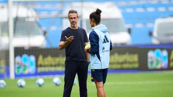 Jorge Vilda y Montse Tomé durante un entrenamiento de la Selección. /Getty