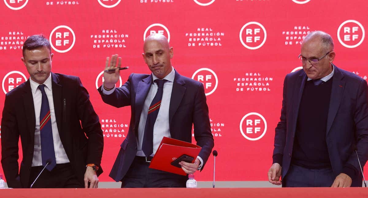 Luis Rubiales (en el centro), acompañado de Andreu Camps (a su derecha) y el director de comunicación de la RFEF. /EFE