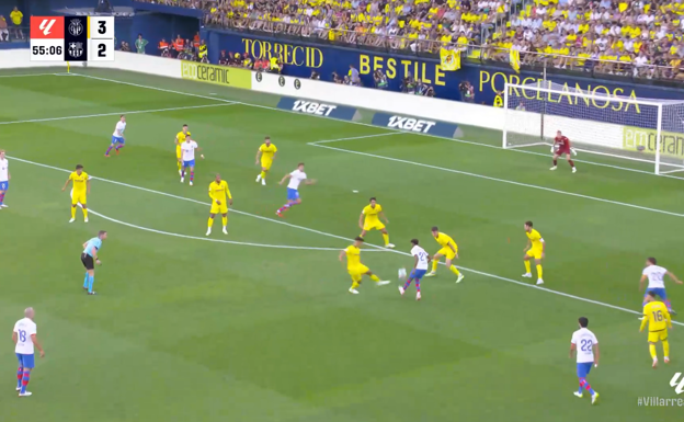 Junta a cuatro jugadores mirando balón y detecta el desmarque por delante suyo para activar, con un pase picadito, a Marcos Alonso.  WYSCOUT