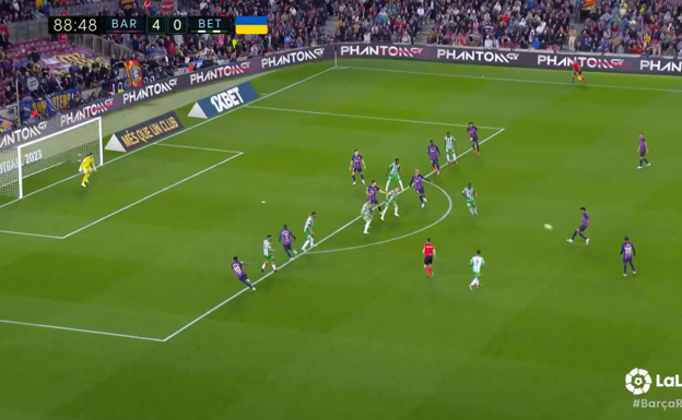 El canterano la pasa con el empeine, levantando el cuero por encima de toda la línea defensiva.  WYSCOUT