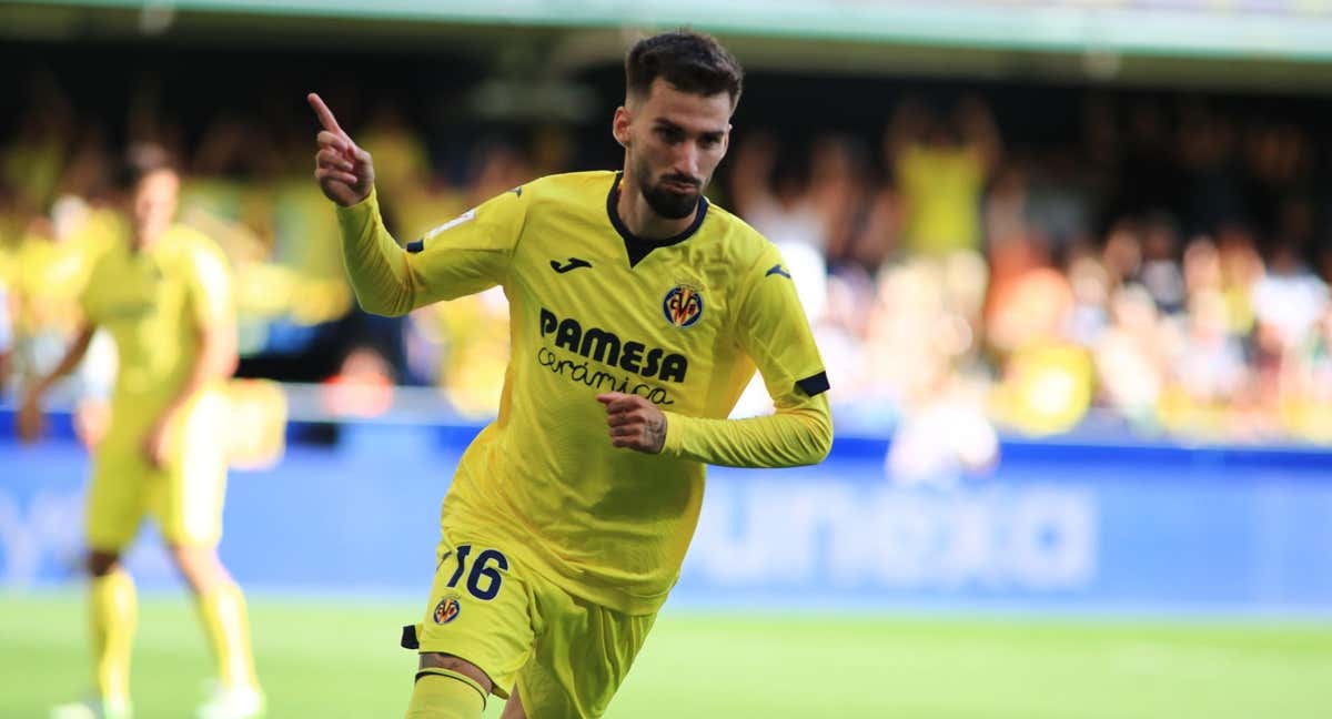 Álex Baena celebra su gol frente al FC Barcelona./EFE/ Domenech Castelló