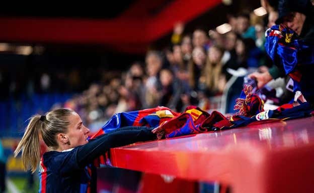 Ana firmando camisetas del Barça tras un partido.  FC BARCELONA