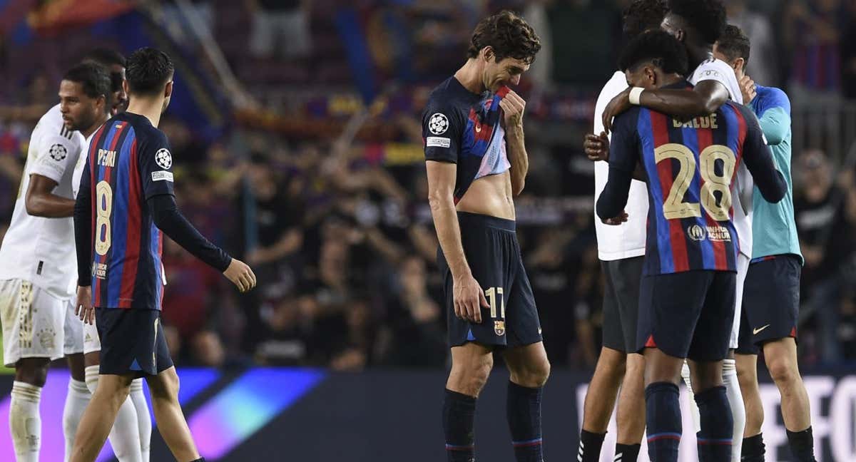 Los jugadores del Barça desolados tras la derrota ante el Bayern en la pasada Champions.