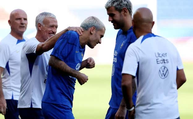Deschamps, seleccionador de Francia, bromea con Antoine Griezmann en el entrenamiento de 'Les Bleus'.  REUTERS