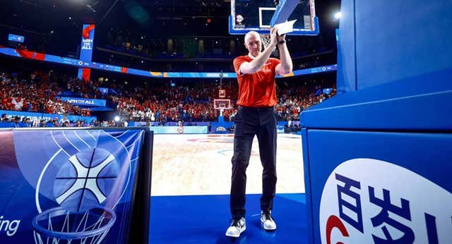 El curioso viaje de Tom Hovasse, la gran figura del baloncesto nipón