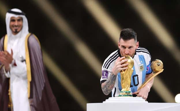 Messi besa la copa del mundo en Qatar.  EFE/EPA/Friedemann Vogel