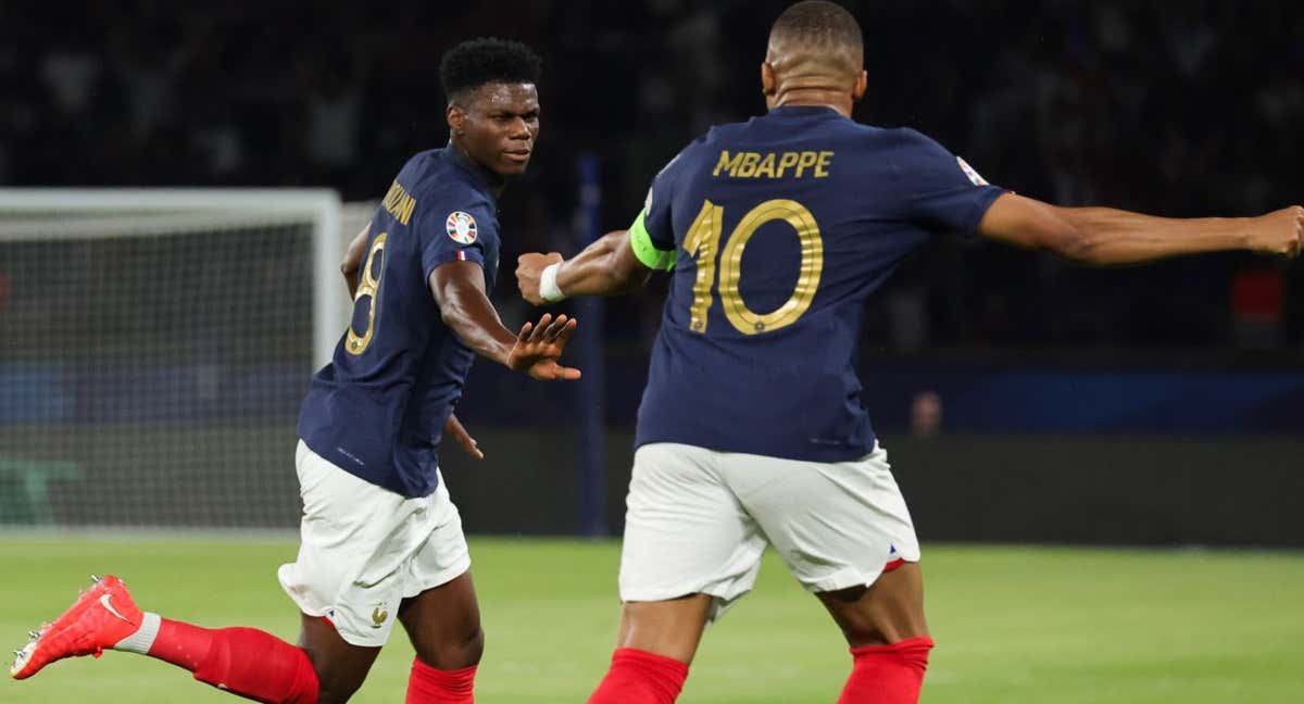 Mbappé y Tchouaméni celebran el gol del madridista. /EFE