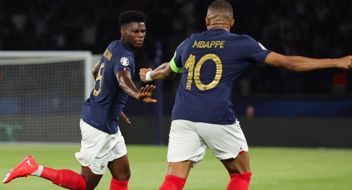 Mbappé y Tchouaméni celebran el gol del madridista.