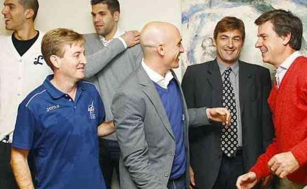 Antonio García Plata, Felipe Reyes, Luis Rubiales, Rafa Jofresa y Cayetano Martínez de Irujo, en la Asociación de Deportistas Profesionales.  RELEVO