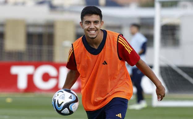 Ilias sonríe durante una sesión.  RFEF