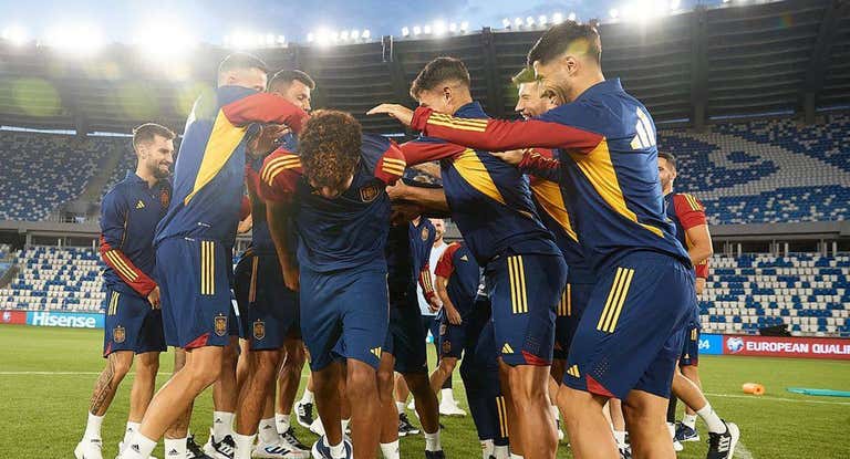 Los jugadores de la Selección realizan el tradicional 'pasillo' a Lamine Yamal.