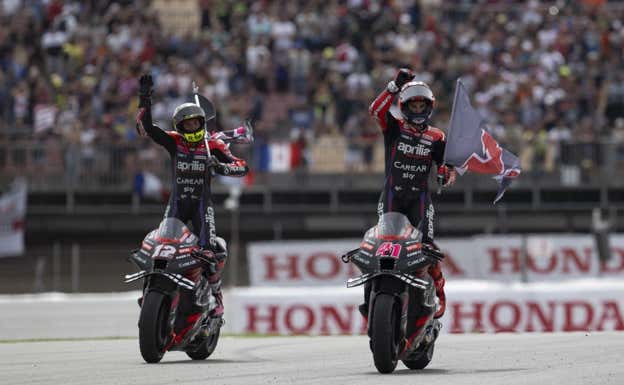 Maverick Viñales y Aleix Espargaró, con las motos cambiadas, al final del GP de Catalunya de MotoGP.  EP