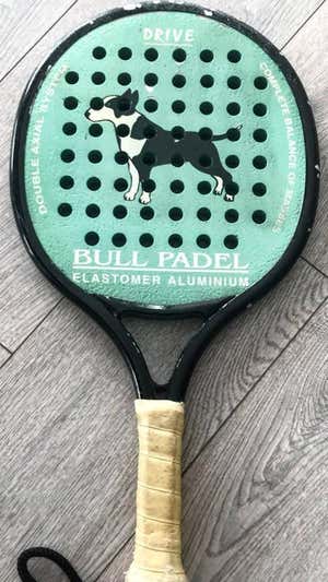 Primera pala de la conocida marca Bullpadel. PADELSTAR
