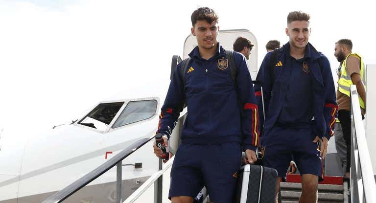 Gabri Veiga y Robert Navarro, a la llegada de la Sub-21 al aeropuerto de Malta.