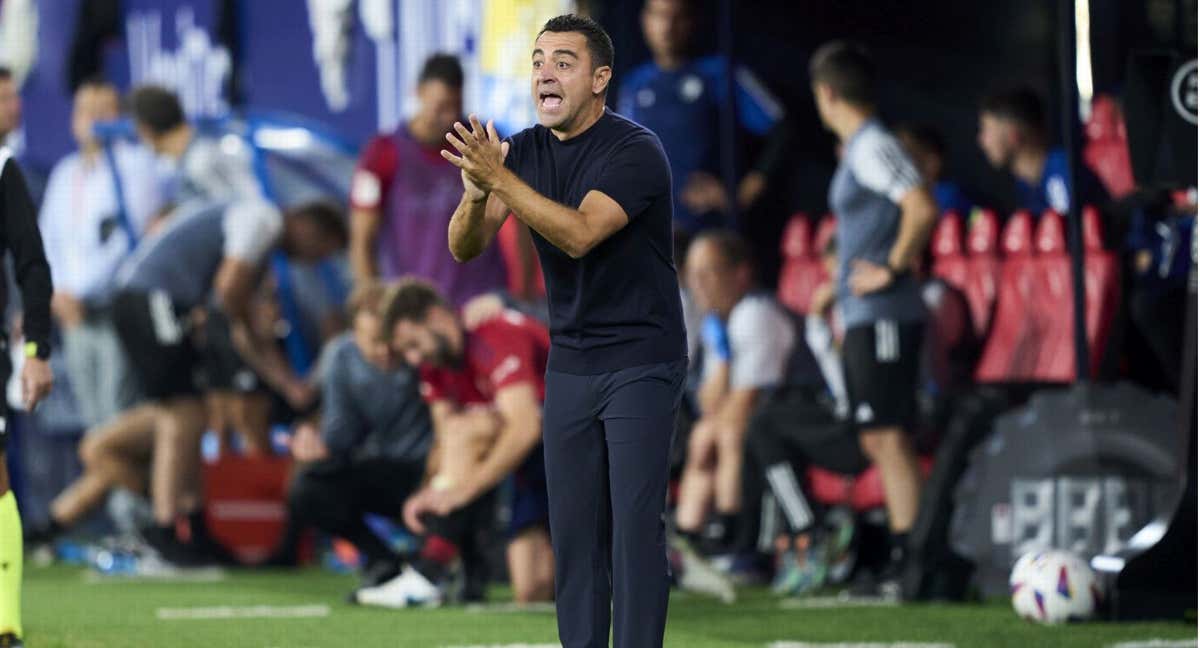 Xavi Hernández dando órdenes en el partido ante Osasuna. /GETTY