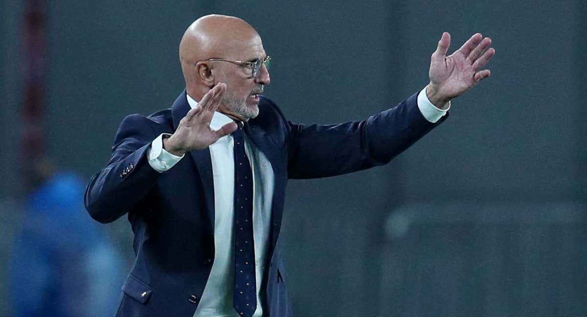 Luis de la Fuente durante el partido de la Selección en Tiflis.