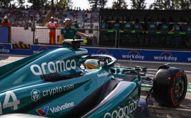 El AMR23 de Fernando Alonso sale de boxes en Italia.  Aston Martin