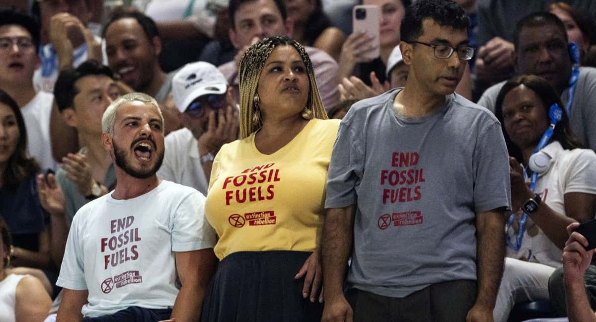Los manifestantes contra el cambio climático que interrumpieron el partido entre Gauff y Muchova./Efe