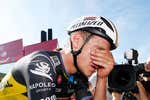 Remco Evenepoel saca el alma de campeón, gana y llora tras la debacle del Aubisque