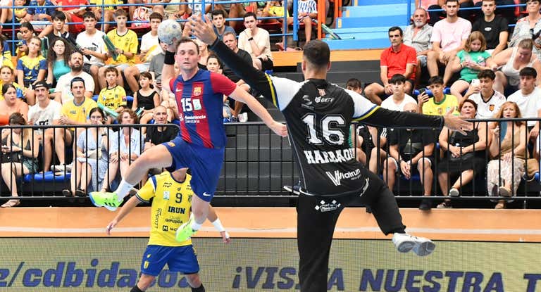 Wanne realiza un lanzamiento ante Harbaoui en la primera jornada de la Liga Asobal entre Bidasoa y Barça.