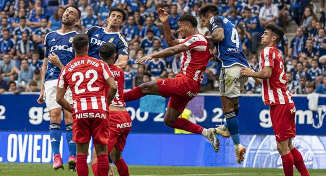 Oviedo y Sporting se olvidan de marcar y se reparten los puntos en el derbi asturiano