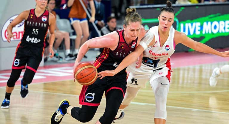 Emma Meesseman frente a Raquel Carrera.