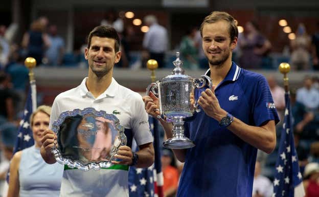 Medvédev y Djokovic, con sus trofeos en 2021.  EFE