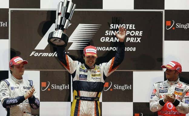 Alonso celebra la victoria en Singapur 2008 junto a Rosberg y Hamilton.  Reuters