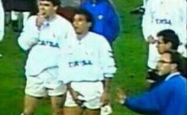 Éste fue el gesto que dedicó Hugo Sánchez al Camp Nou en 1990.