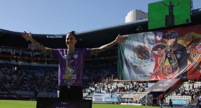 A 9.000 kilómetros de Madrid y Londres: tifo, pasillo y mariachis para Jenni Hermoso
