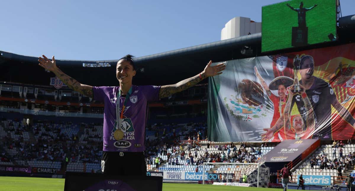 Jennifer Hermoso, saluda desde el centro del campo del Estadio Hidalgo de Pachuca.