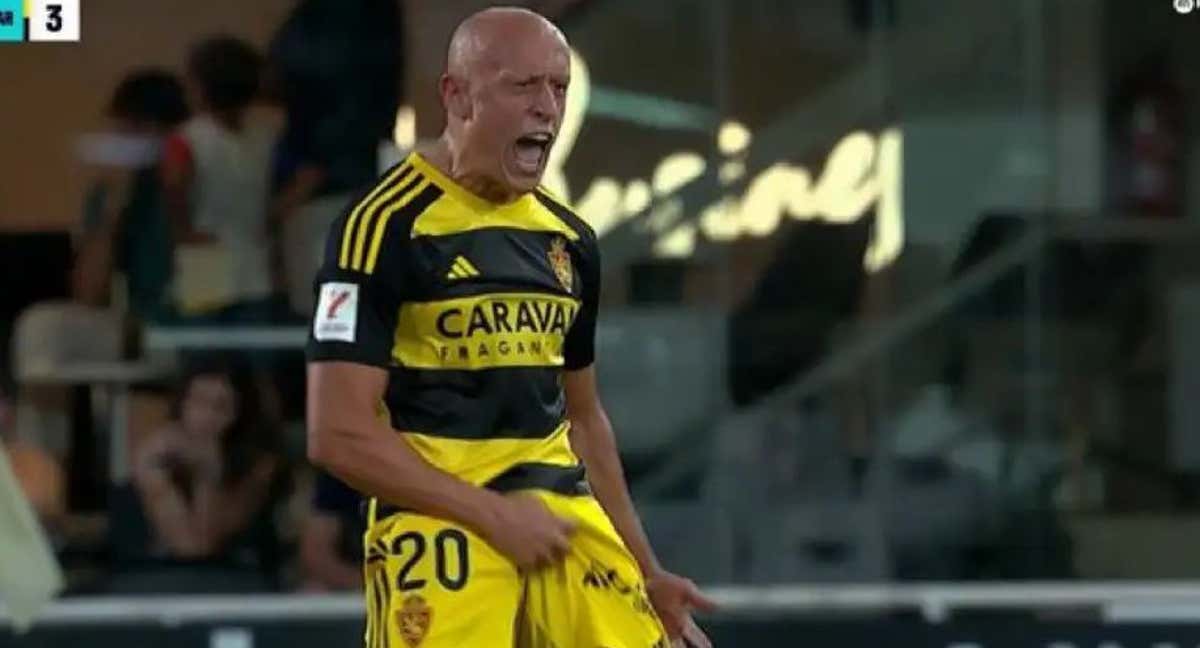 Víctor Mollejo celebró el 1-3 ante el Cartagena llevándose su mano derecha a los genitales. /LALIGA HYPERMOTION