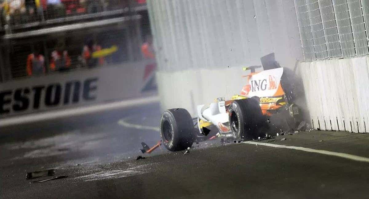 El coche de Nelsinho Piquet, tras estrellarse en Singapur en 2008. /AFP