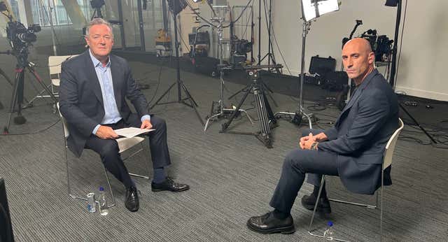 Rubiales vuelve a defenderse: «Mírame a la cara, soy un buen tío»
